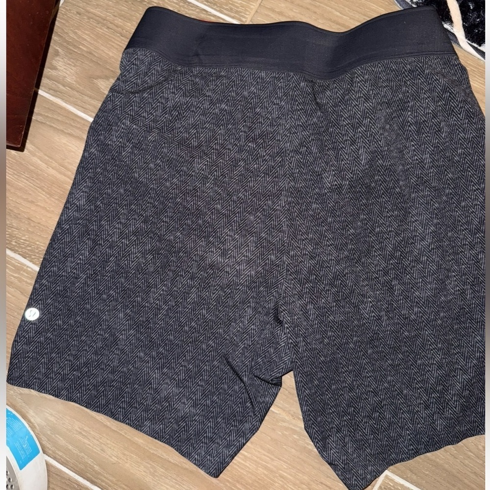 Men’s lululemon “THE SHORT” herringbone pattern lined swim shorts size 30 - Picture 4 of 13